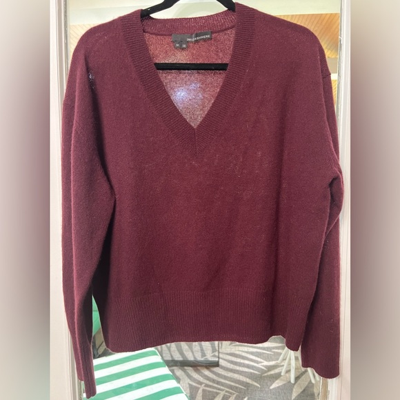 360 Cashmere Merlot Vneck Size Medium - Picture 1 of 5